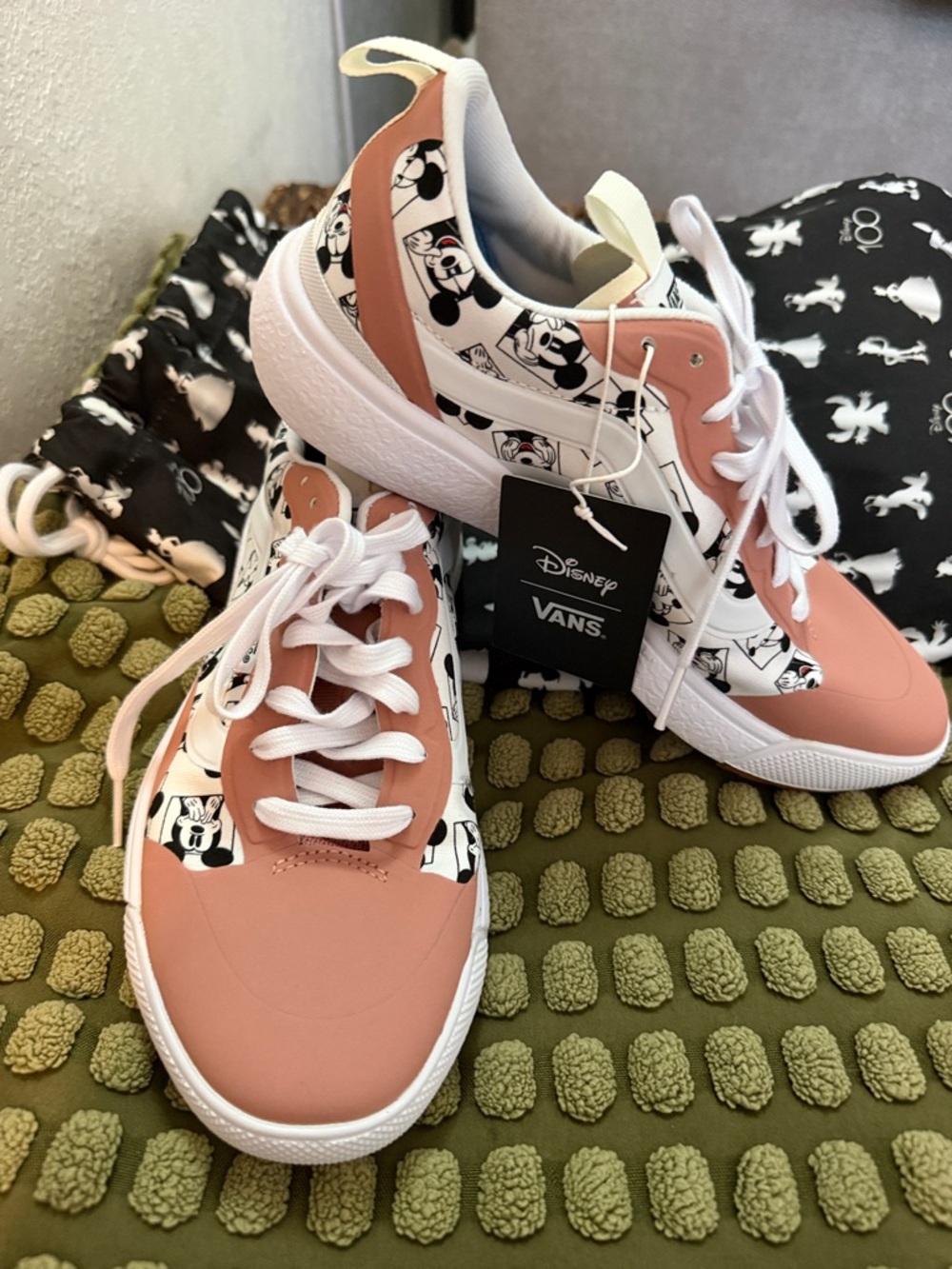 Disney Vans Women’s Pink and White Mickey Print Low-Top Sneakers